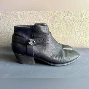 Clarks Black Size 9.5 Heel Leather Boots Pointed Toe with Zipper Women